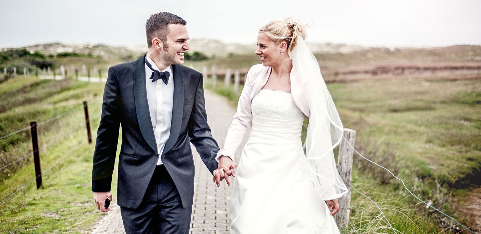 Brautpaar Hand in Hand in den Dünen